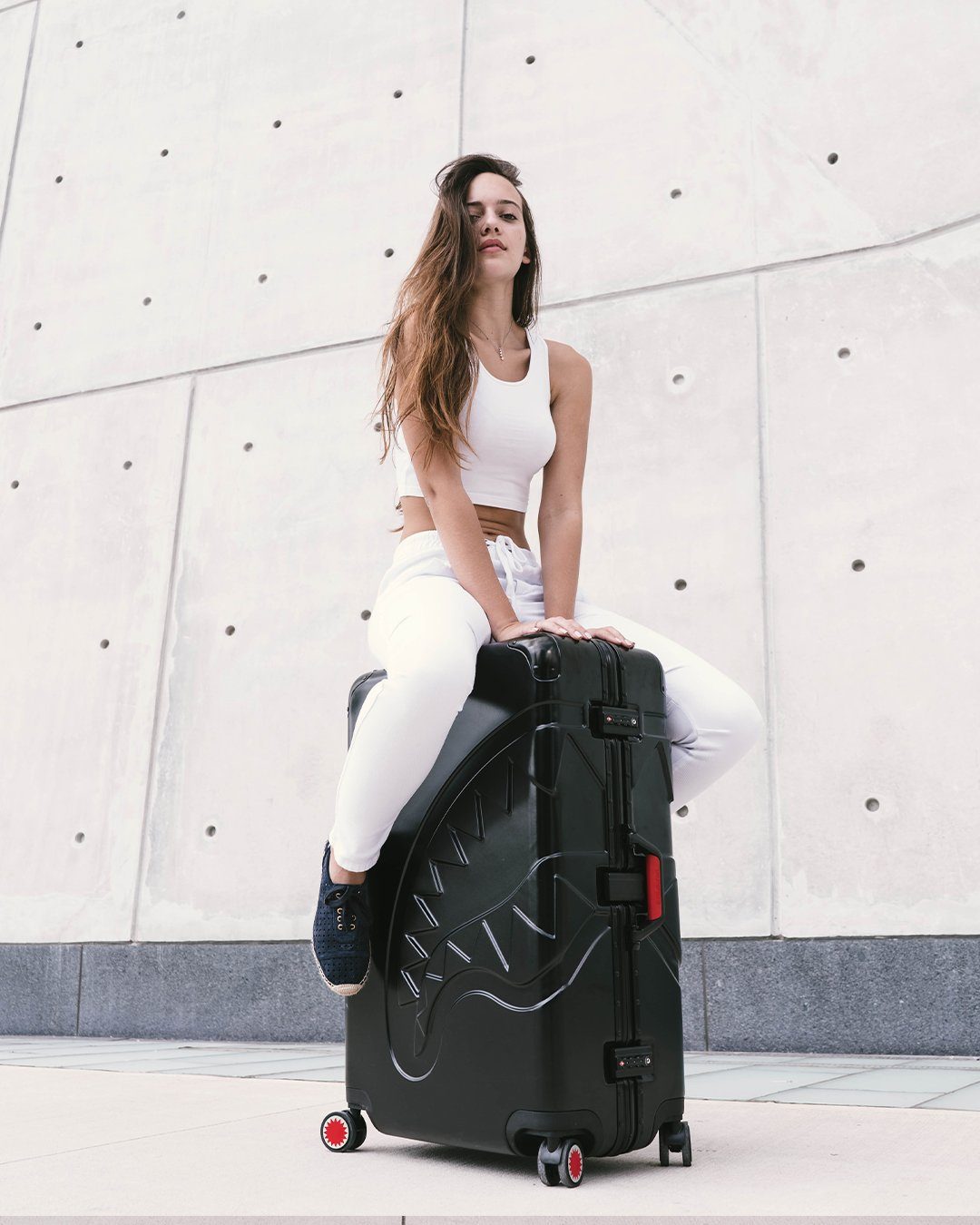 SHARKITECTURE MOLDED 29 FULL-SIZE LUGGAGE - Image 9